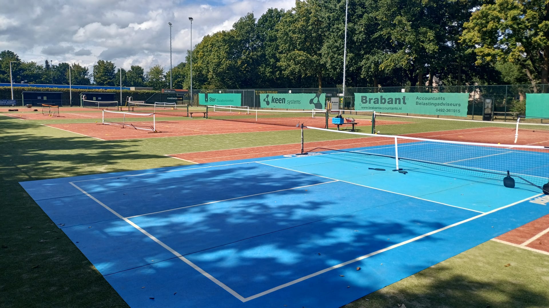 pickleballbaan op kunstgras