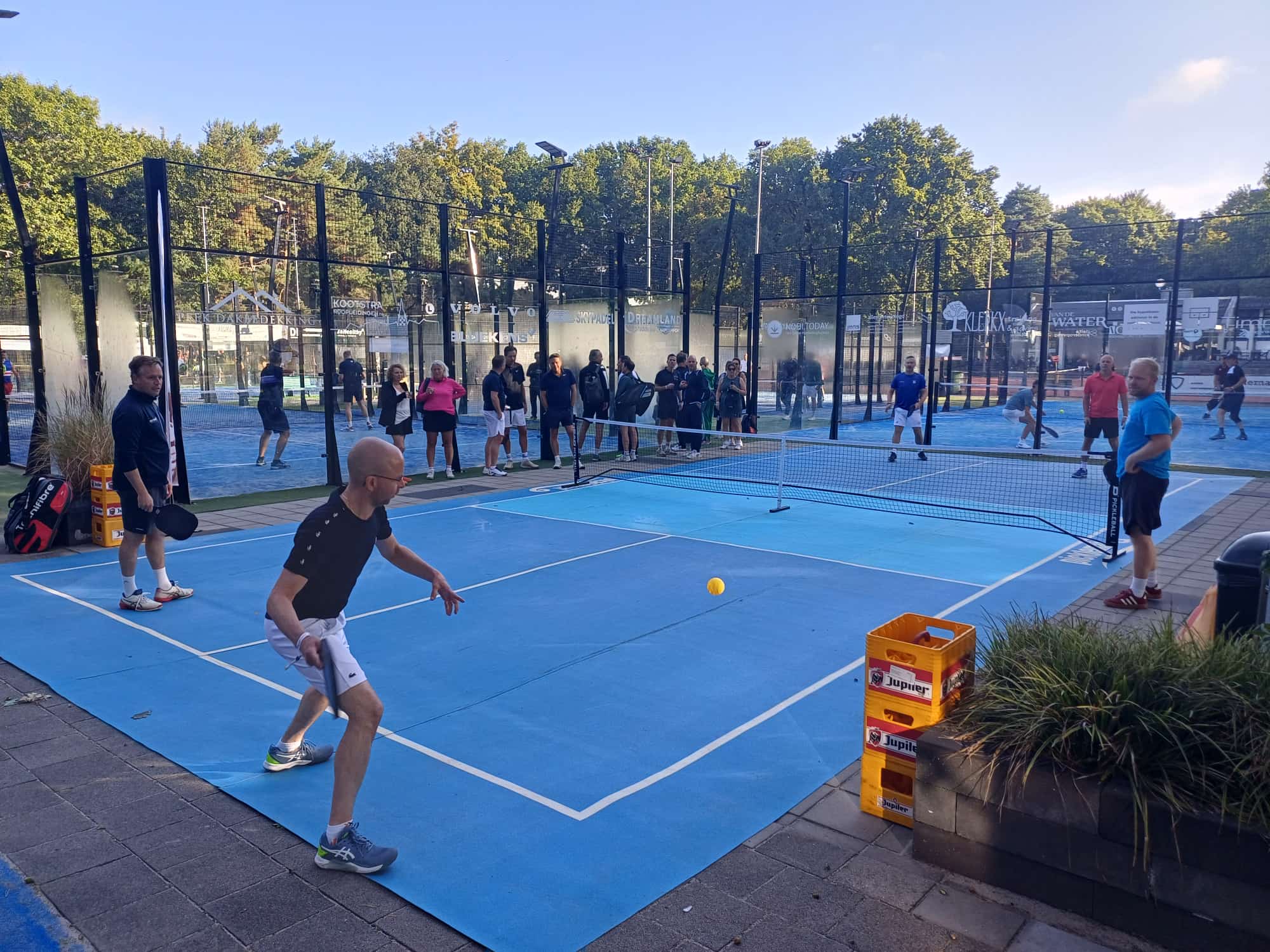 pickleballbaan bij padeltoernooi